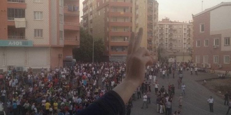 Halk HDP il ve ilçe binalarının önünde toplanmaya başladı