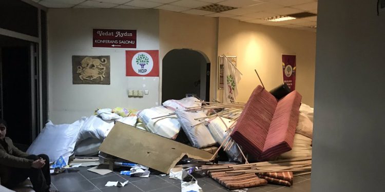 İşgalci polisler HDP İl binasını yağmaladı!