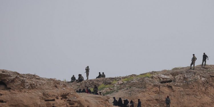 Yüzlerce DAİŞ çetesi QSD’ye teslim oluyor