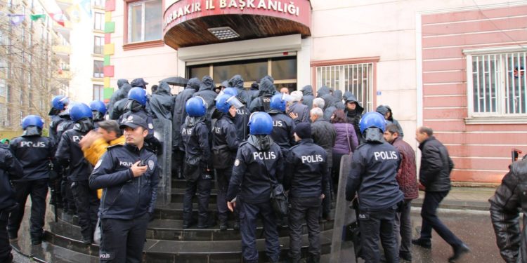 Amed’te işgalci polis Leyla Güven’in fotoğrafı olan balonlu eylemi engelledi