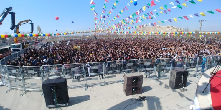 Wan Newrozu’nda Zülküf Gezen sloganları yükseliyor