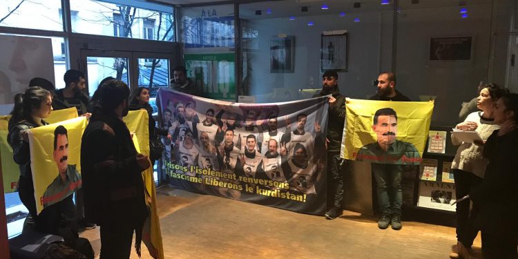 Kürt gençleri ve genç kadınlardan Paris’te sivil itaatsizlik eylemi!