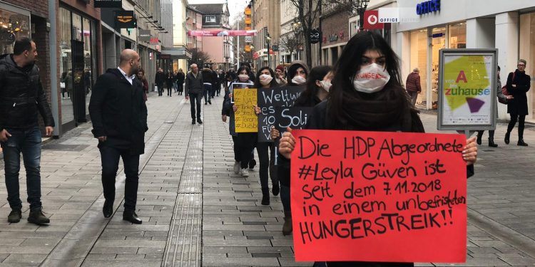 Almanya’da gençlerin tecrit protestoları devam ediyor