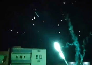 Gençlik, tecride karşı havai fişeklerle alanlarda