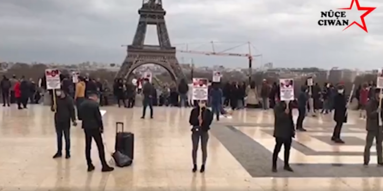 Paris gençliğinden tecride karşı eylem
