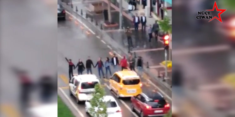 Êlîh gençliği tecride karşı yolu trafiğe kapattı