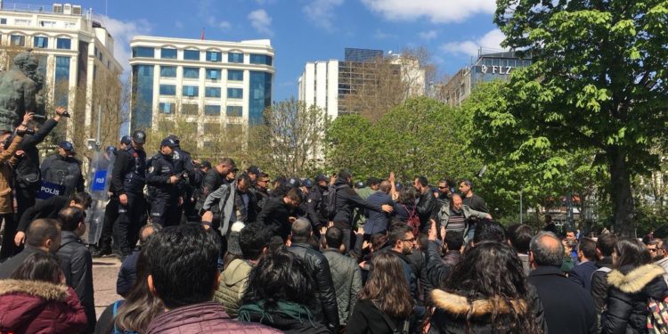 İşgalci Türk polisi Açlık grevi komisyonuna saldırdı