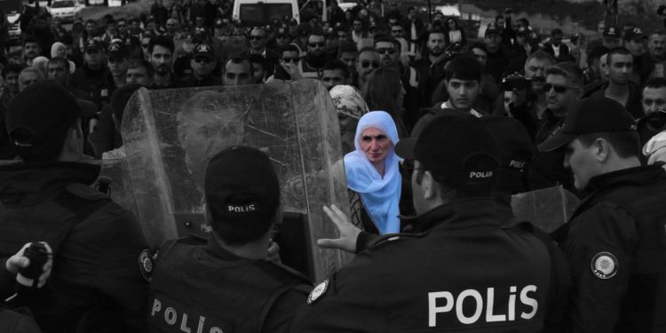 Siz kimsiniz ki benim önümü kesiyorsunuz?