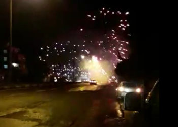 Amed gençliği tecride karşı havai fişeklerle alanlarda