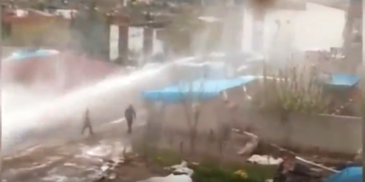 Sur ilçesinde işgalci polisler ve DEDAŞ  saldırısına karşı halk öz savunmada