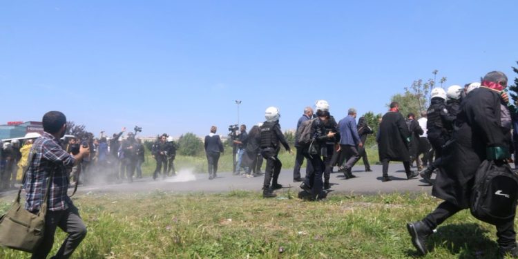 SON DAKİKA – Bakırköy’de tutuklu yakınlarına faşist polisler Gaz bombası ve plastik mermilerle saldırdı -YENİLENDİ