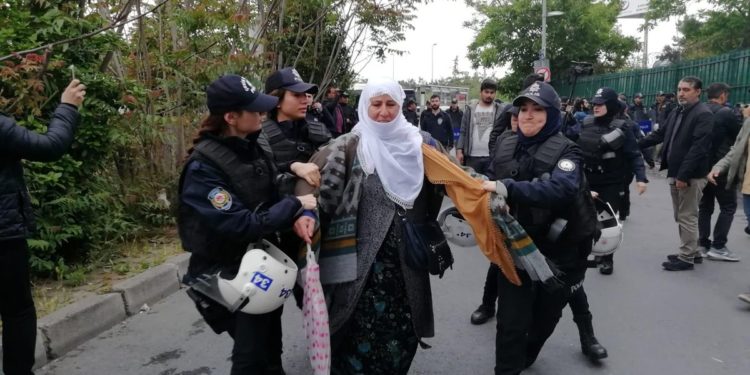 Bakırköy’de faşist Türk polisleri, anneleri bir kez daha gözaltına aldı