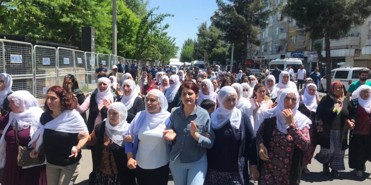 Amed’deki anneler: Çocuklarımızın direnişini sahipleniyoruz