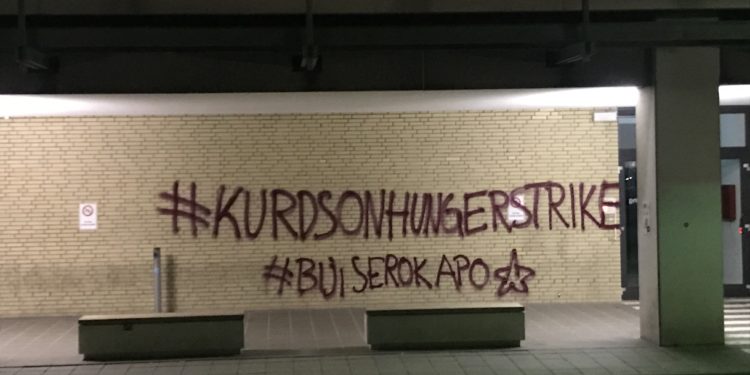 Almanya’da tecride karşı yazılama yapıldı