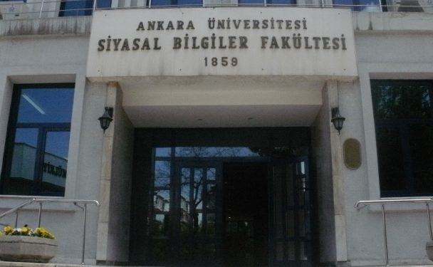 Üniversite de şiir okunmasına faşist saldırı