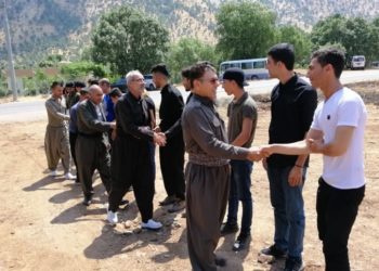 Dêrin pêşmergeleri canlı kalkan eylemindeki gençleri ziyaret etti