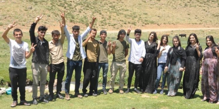 Bradost’taki gençler canlı kalkan eylemini ziyaret etti