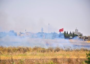 İşgalci Türk askerileri Rojava’da halka ait buğday tarlalarını ateşe veriyor!