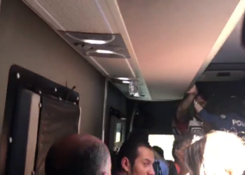 Gözaltına alınan gençler çevik kuvvet aracında bekletiliyor!