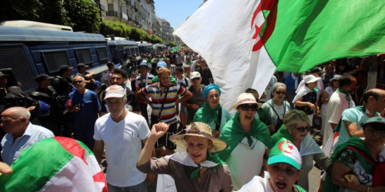 Cezayir’de öğrenciler rejime karşı sokaklara çıktı