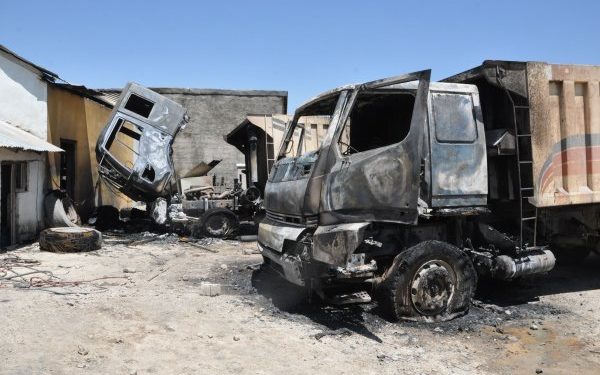 Colemêrg’de Akp’li firmalara ait arabalar ateşe verildi