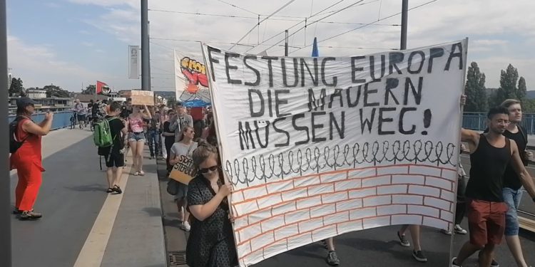 Almanya’da mültecilerle dayanışma eylemi