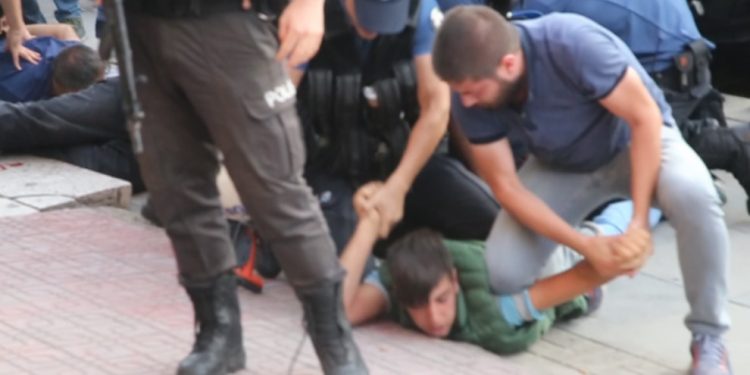 Faşist Türk polisi, 12 yaşındaki çocuğu darp etti