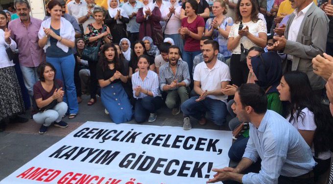 Amed direnişinde 13. gün: “Gençlik gelecek, kayyım gidecek”