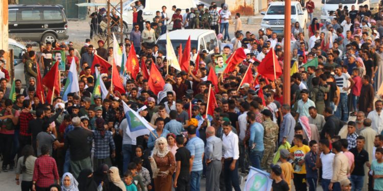 Gençler işgalci Türk devletinin tehditlerine karşı yürüyüşe geçti