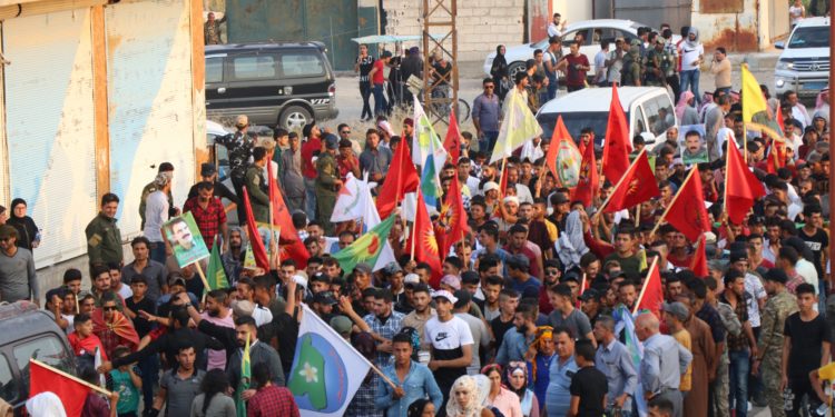 Gençler işgalci Türk devletinin tehditlerine karşı yürüyüşe geçti