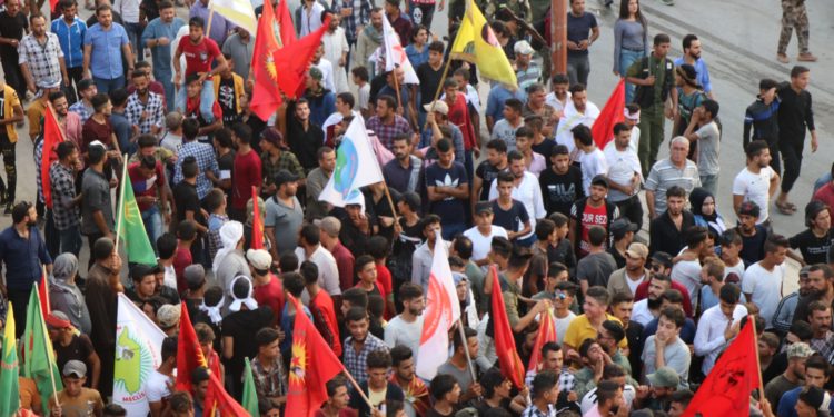 Gençler işgalci Türk devletinin tehditlerine karşı yürüyüşe geçti