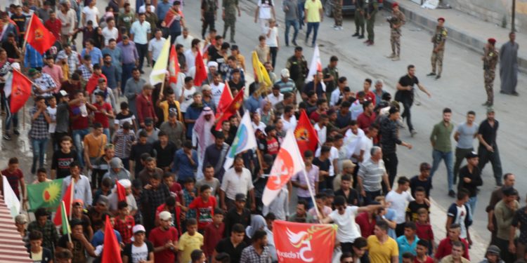 Gençler işgalci Türk devletinin tehditlerine karşı yürüyüşe geçti