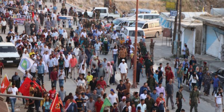 Gençler işgalci Türk devletinin tehditlerine karşı yürüyüşe geçti