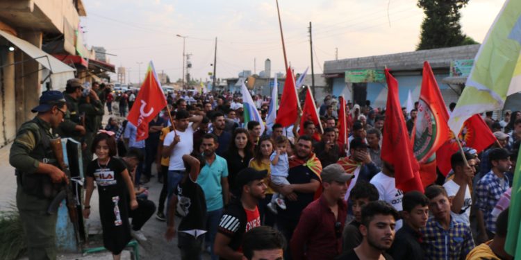 Gençler işgalci Türk devletinin tehditlerine karşı yürüyüşe geçti