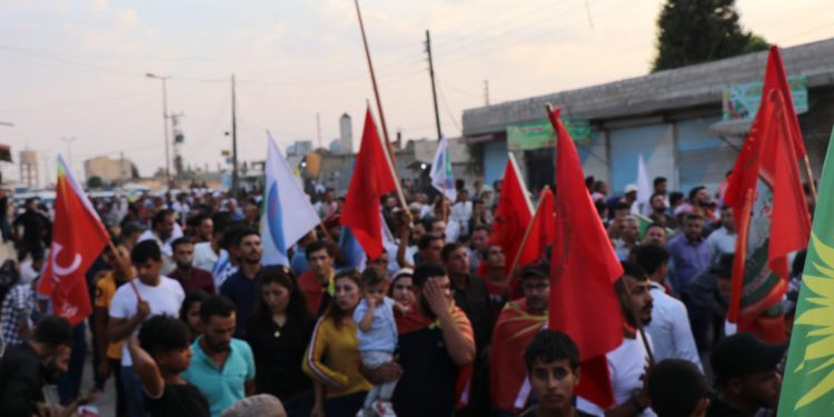 Gençler işgalci Türk devletinin tehditlerine karşı yürüyüşe geçti