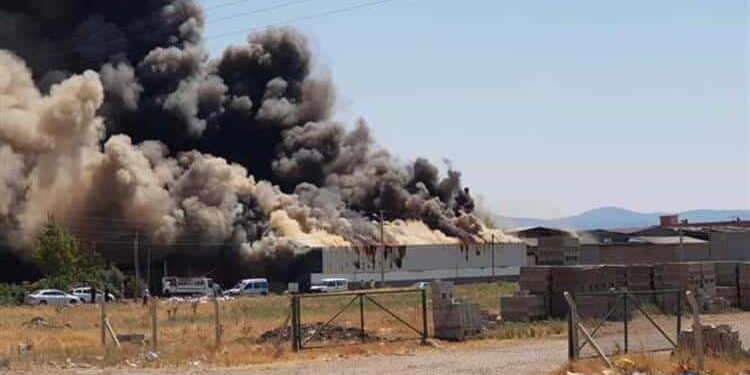 Maraş’ta bir fabrika küle döndü