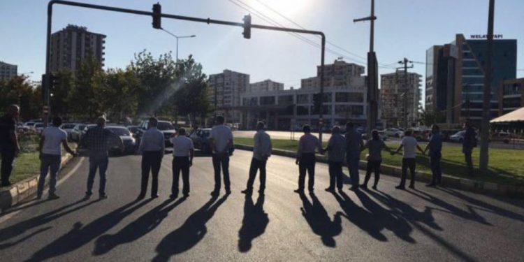 Amed’de gaspçı kayyımlara karşı insan zinciri eylemi