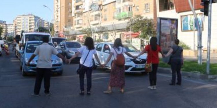 Yolu trafiğe kapatan yurttaşlar gözaltına alındı