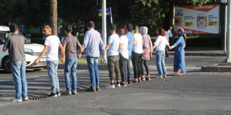 Yurttaşlar gaspçı kayyımlara karşı yolu trafiğe kapattı