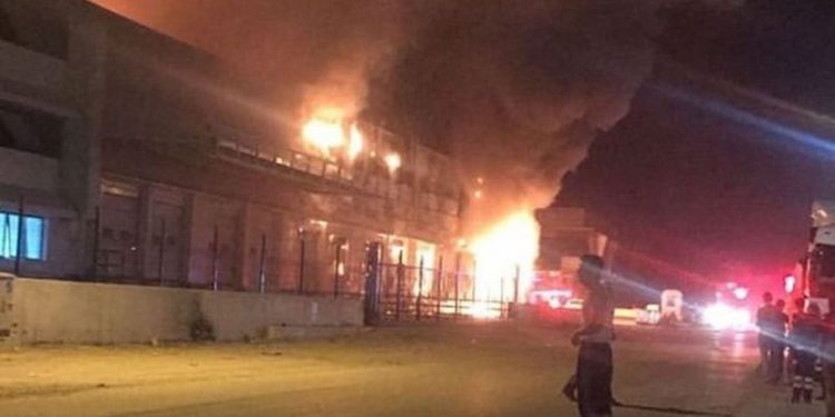 İzmir’de iki fabrika kül oldu