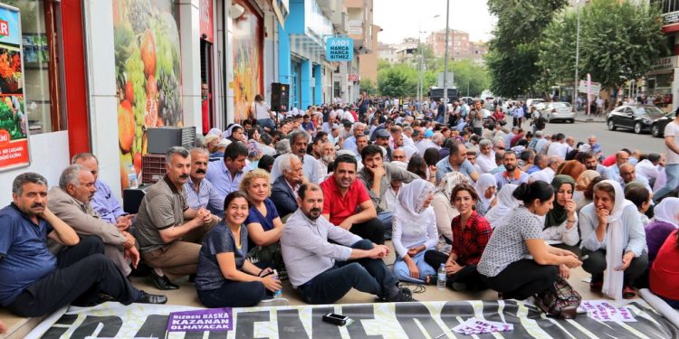 Amed’de direniş bir ayı gerisinde bıraktı