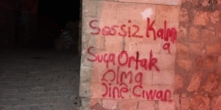 Genç kadınlardan duvar yazılama çalışması