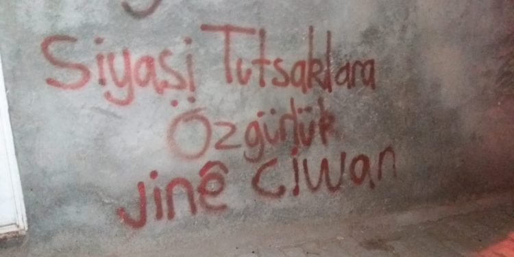 Genç kadınlardan duvar yazılama çalışması