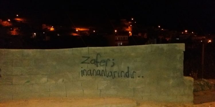 Genç kadınlardan duvar yazılama çalışması