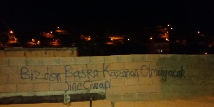 Genç kadınlardan duvar yazılama çalışması