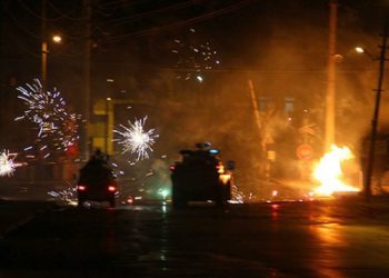 Molotoflarla vurulan işgalciler mahalleyi ablukaya aldı