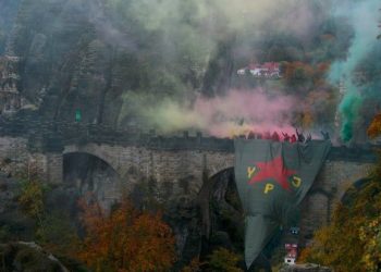 Almanya’da tarihi köprüye devasa YPJ bayrağı