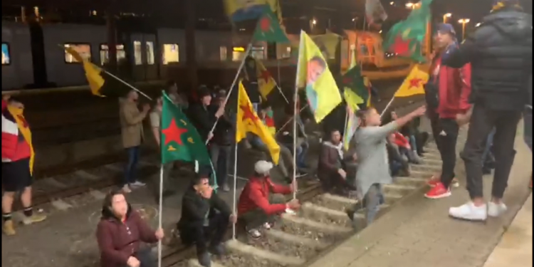 Kürt gençleri Saarbrücken’de tren yolunu kapattı