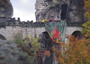 Almanya’da asılan devasa YPJ bayrağının görüntüleri