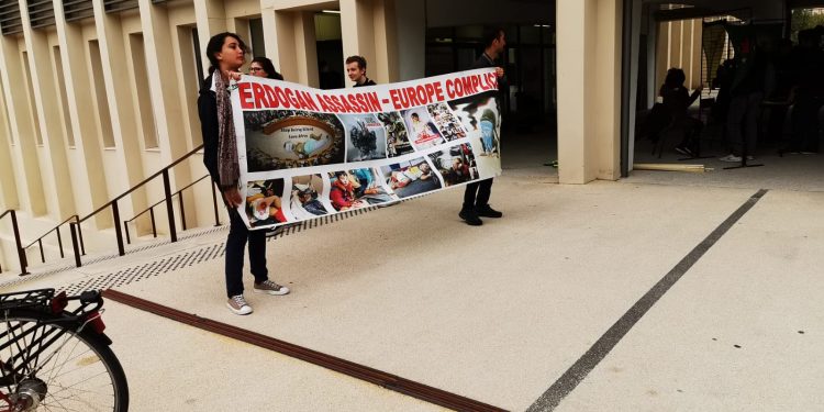 Marsilya’da öğrenciler işgale karşı stand açtı